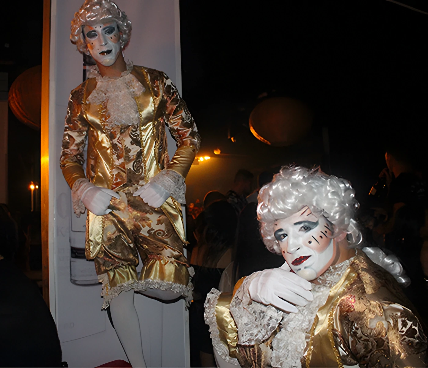 Marquis - duo en costumes dorés