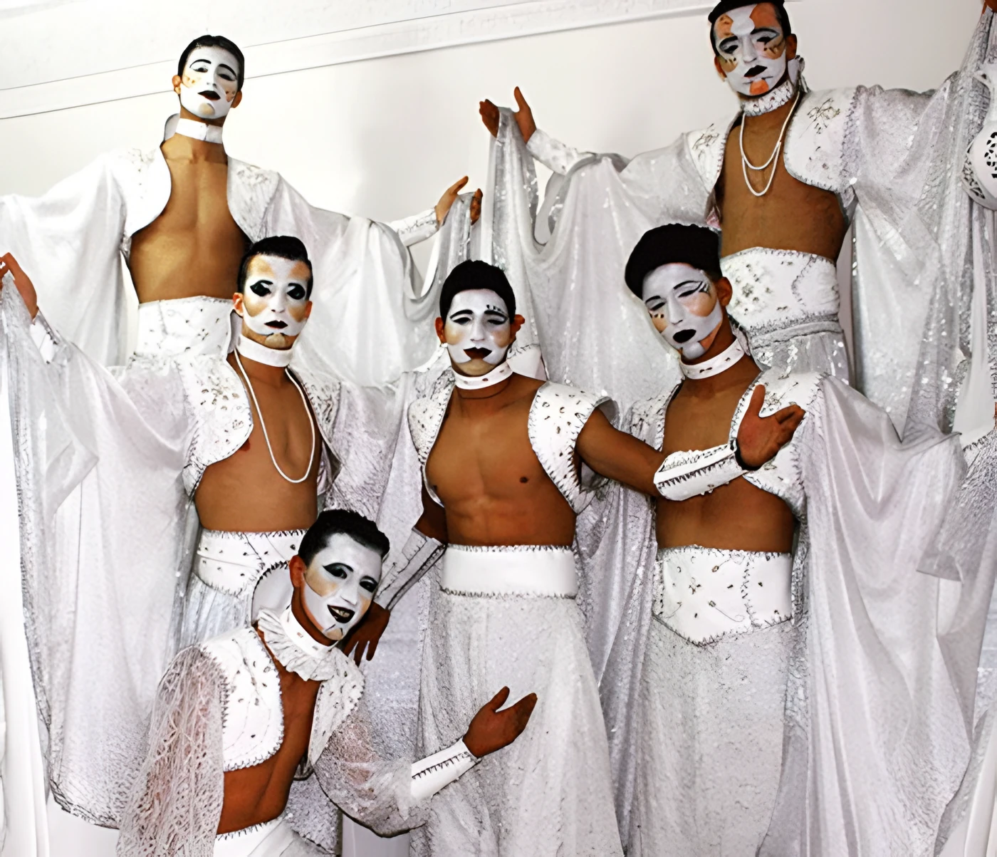 Les Mille et Une Nuits - groupe de six artistes