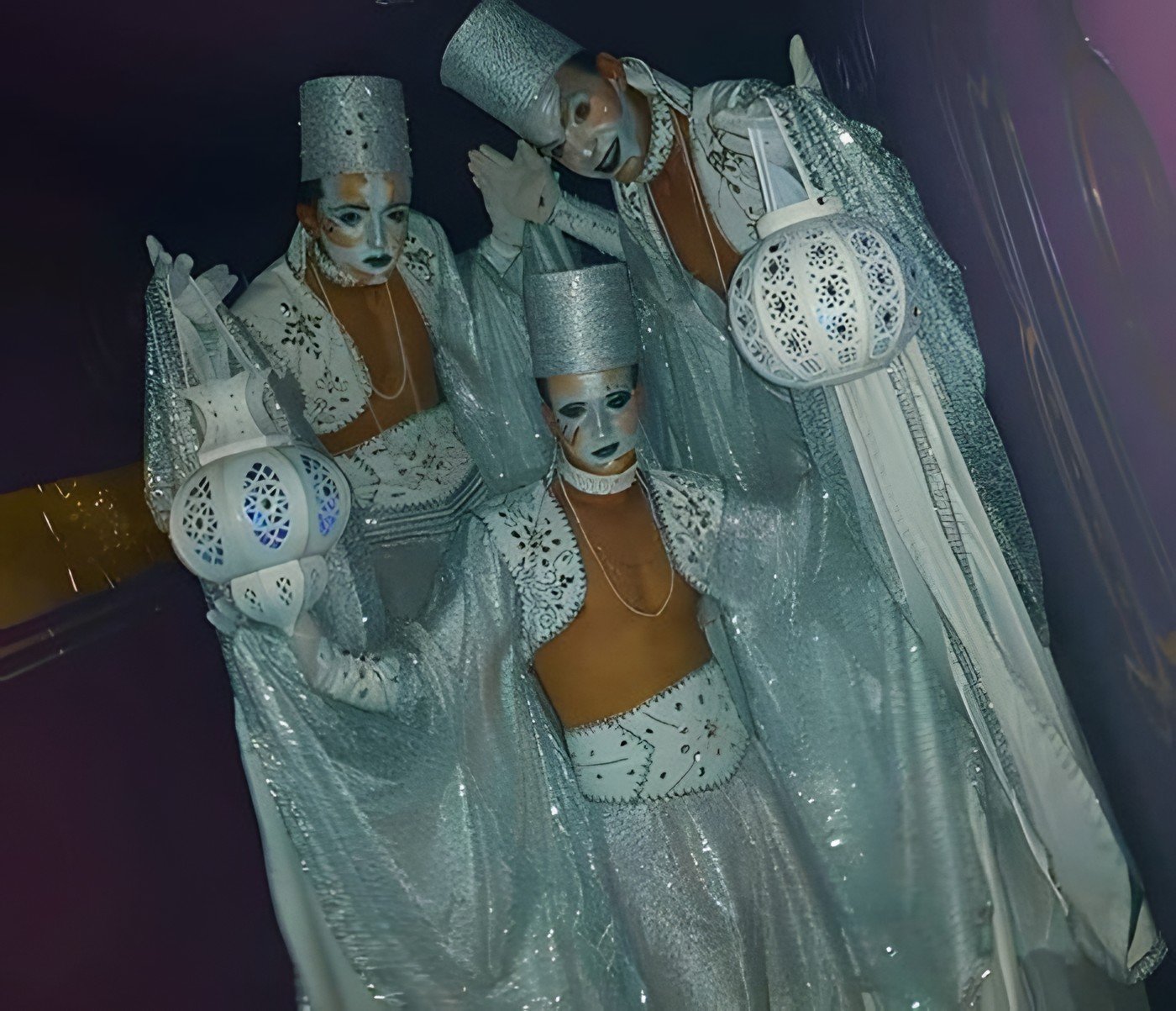 Les Mille et Une Nuits - trio en costumes argentés