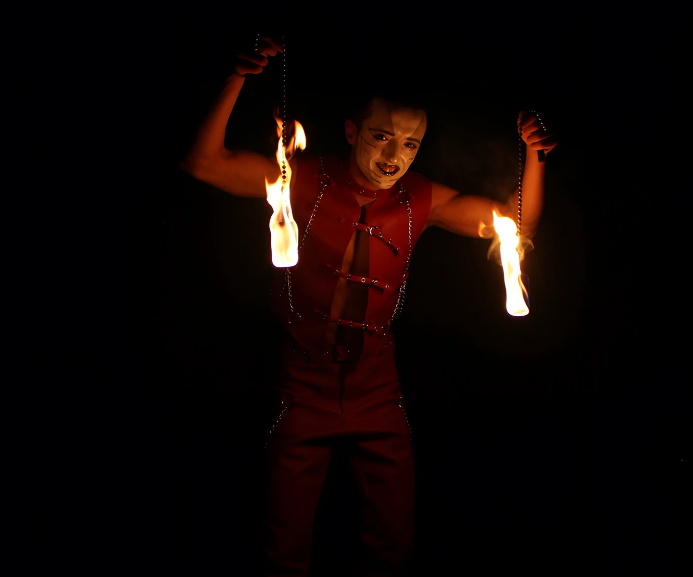 Rock - artiste aux chaînes enflammées